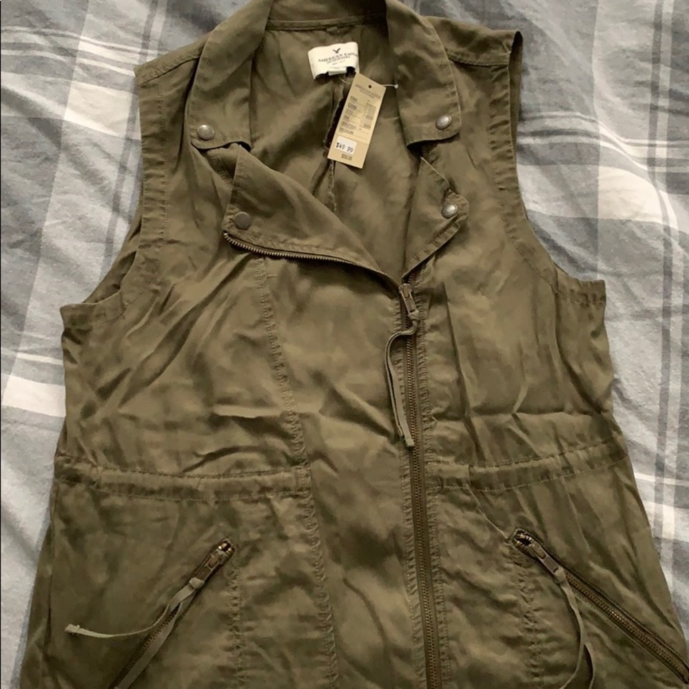AE olive Green Vest. Medium.NWT